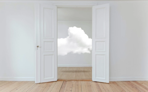 Wolke hinter geöffneter Tür
