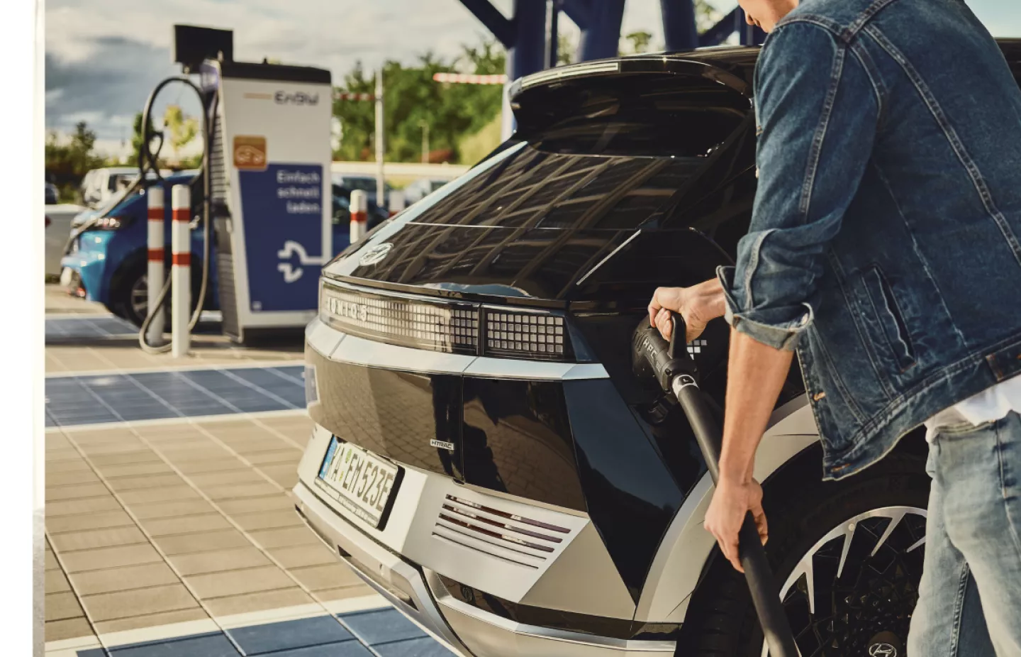 Person charges e-car