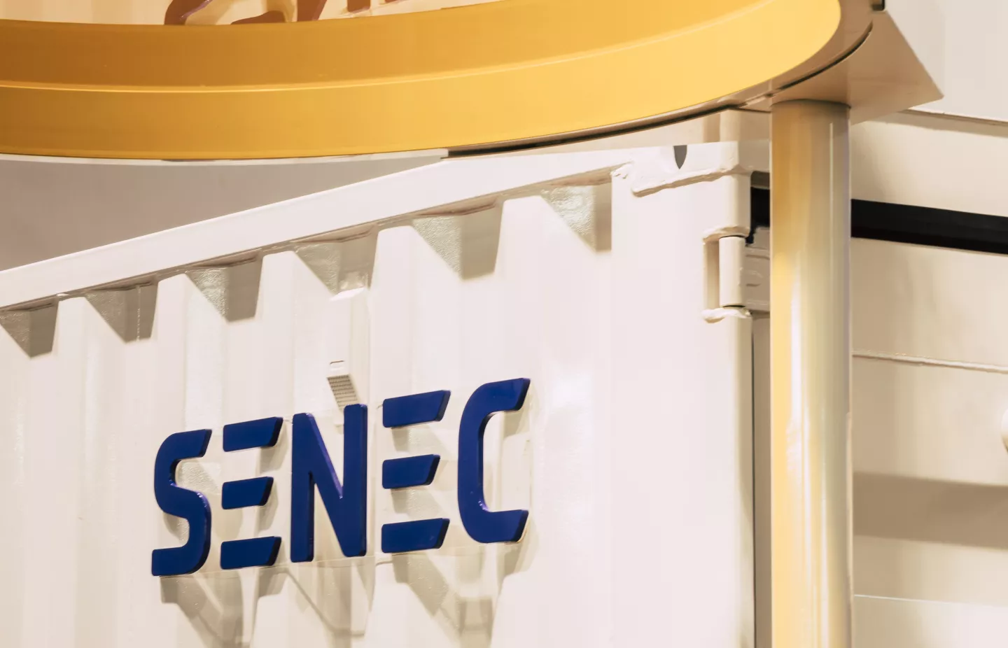SENEC Logo an Messeaufsteller