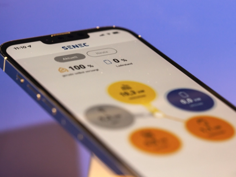 Smartphone mit geöffneter SENEC.App