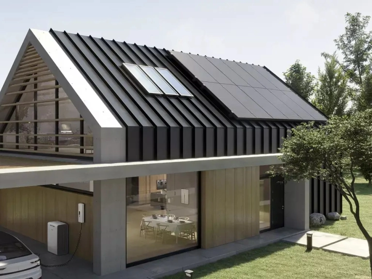 Ein modernes Haus mit einer neuen Photovoltaik-Anlage auf dem Dach.