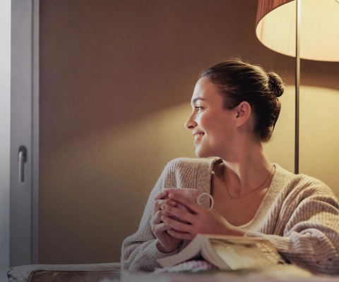 Frau mit Tasse und Lampe